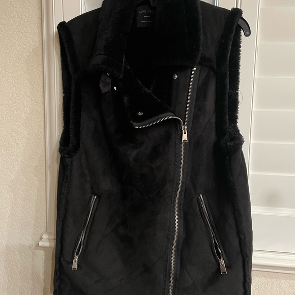 Black Faux Fur Vest by LOVE TREE - Picture 3 of 5